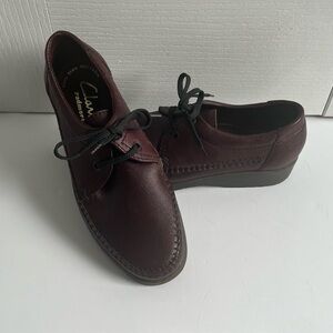 Clark’s Women’s Wine Padmore Leather Hand Sewn Moccasins In A size 8.